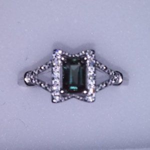 Avon 2015 Sterling Silver Simulated Emerald Ring Size 8 new in Box